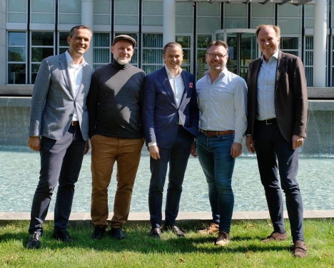 Heise Gruppe baut Agentur-Business aus - Haben den Deal Aufgesang und Heise realisiert: (v.l.) Karsten Marquardsen (GF Heise Media), Olaf Kopp Aufgesang-Gründer), Ansgar Heise, Ulf-Hendrik Schrader (Aufgesang-Gründer) und Dr. Oliver-Till Dieckhaus (Prokurist Heise-Gruppe) - Foto: Aufgesang
